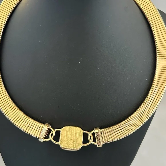 Monet gold tone wide omega chain necklace with faceted black acrylic stone - Picture 2 of 3